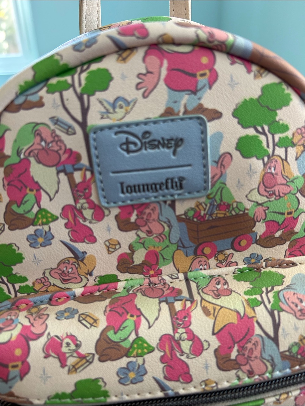 NWT Loungefly Disney Beige Seven Dwarfs Patterned Mini Backpack - Picture 2 of 6